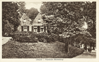 4482 Gezicht op het plantsoen bij Manenburg te Utrecht, met links het dubbele woonhuis Manenburg 1.